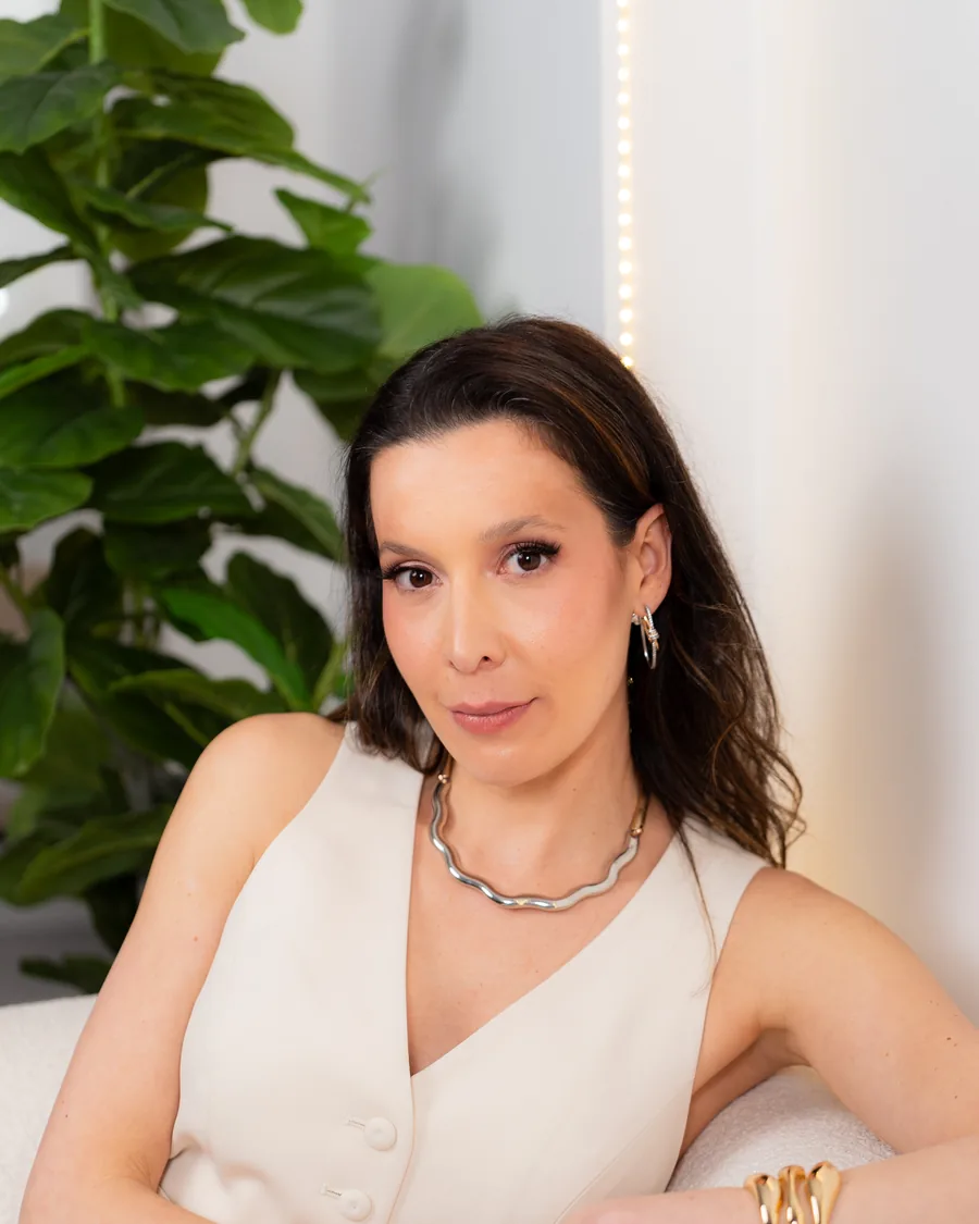 Dra. Ana Monteiro em seu consultório de medicina estética facial