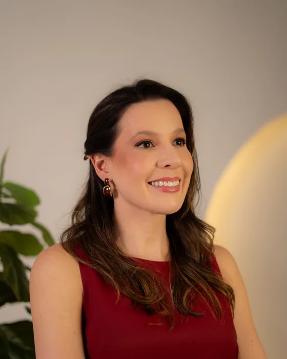 Dra. Ana Monteiro sorrindo, no consultório