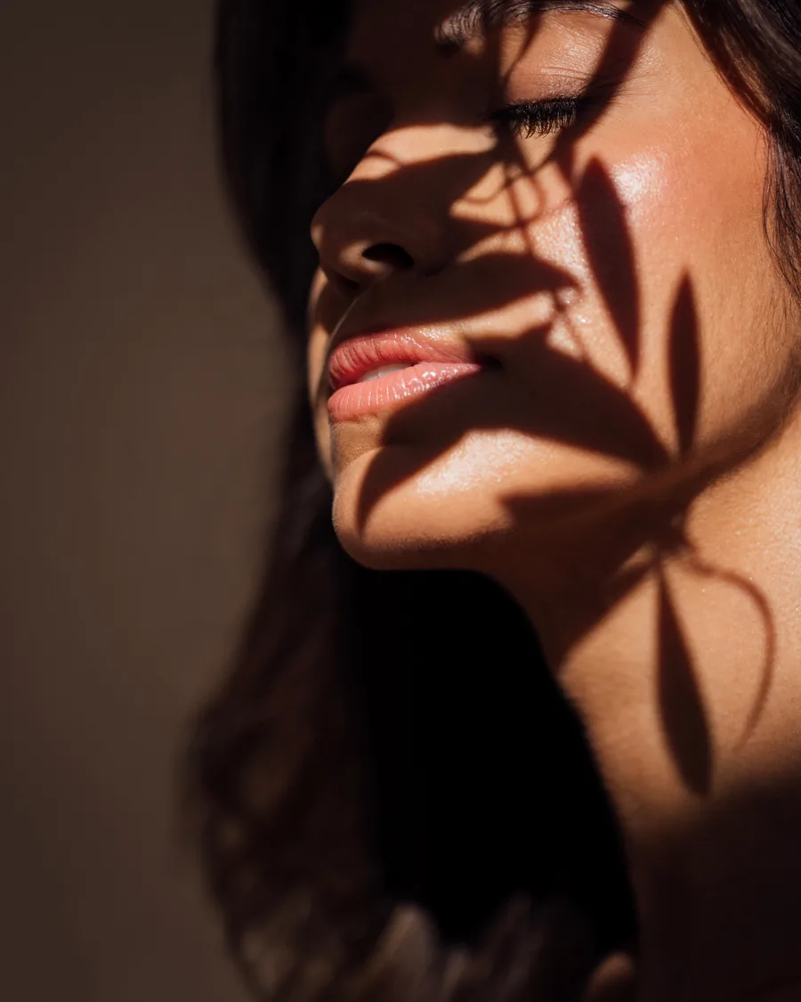 Retrato frontal de mulher adulta com os braços cruzados