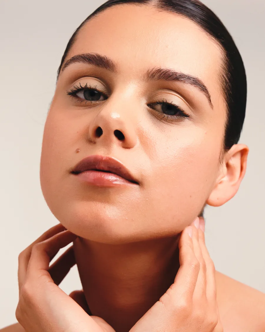 Retrato frontal de mulher adulta com o rosto limpo